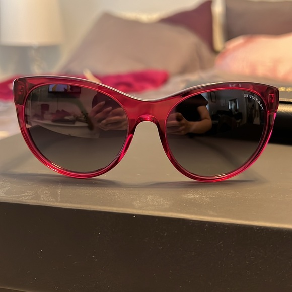 Burberry Sunglasses with Original Case - Picture 6 of 7